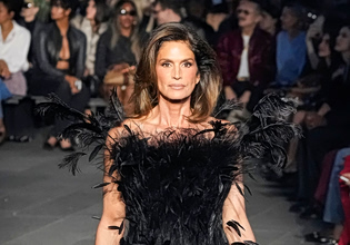 Το απόλυτο supermodel – Η 60χρονη Σίντι Κρόφορντ επέστρεψε στο «βασίλειό» της