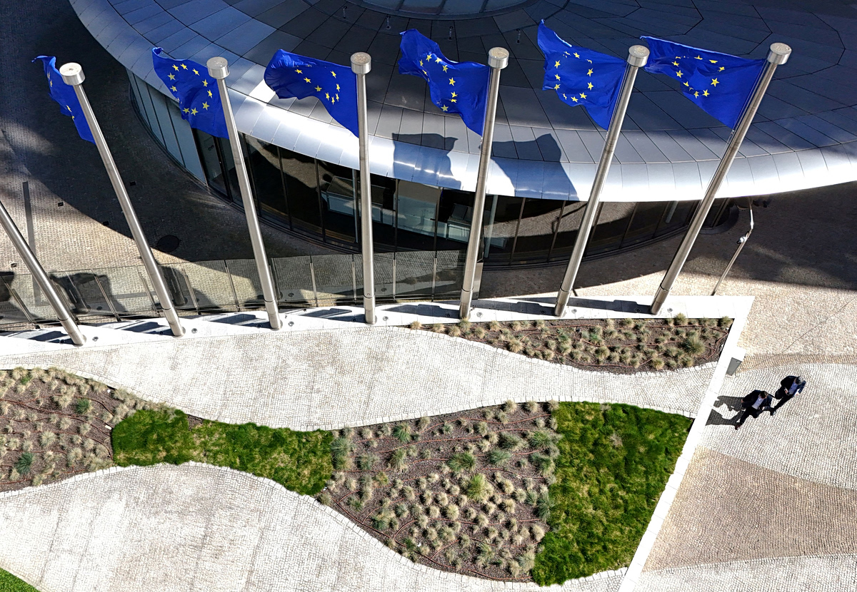 Η Ευρώπη αναθεωρεί επί τω χείρω τις προβλέψεις για ανάπτυξη και πληθωρισμό, λέει ο Ντομπρόβσκις