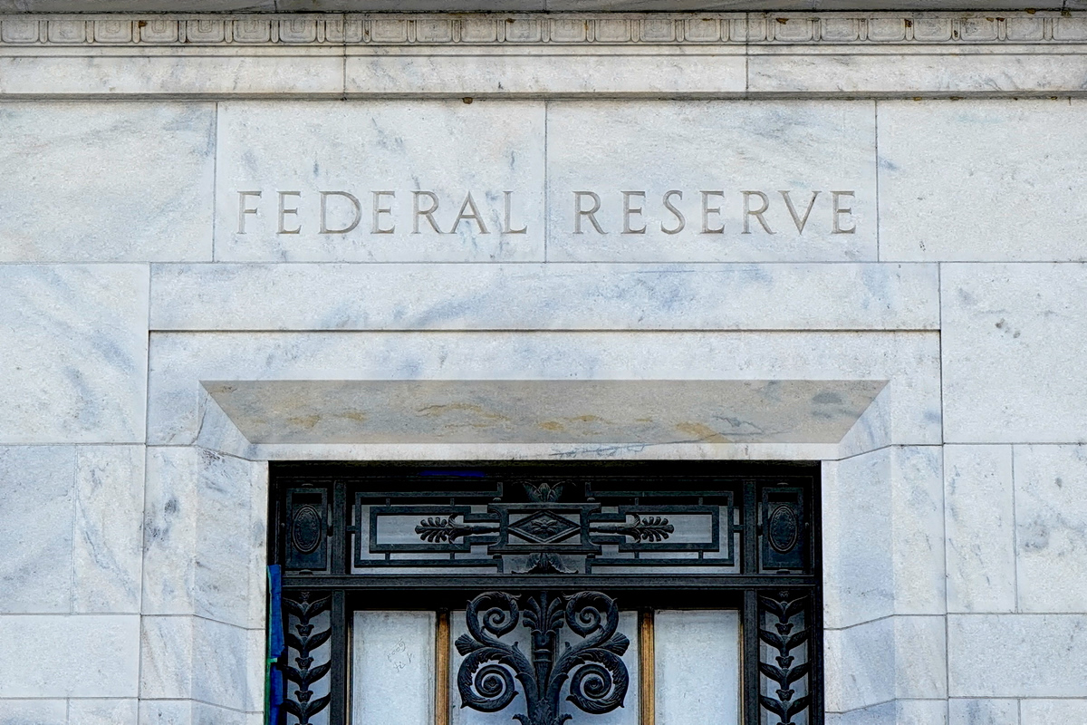 Θα αποφύγει τη μείωση επιτοκίων η Fed – Τι δείχνει δημοσκόπηση του Reuters