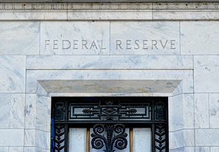 Θα αποφύγει τη μείωση επιτοκίων η Fed – Τι δείχνει δημοσκόπηση του Reuters