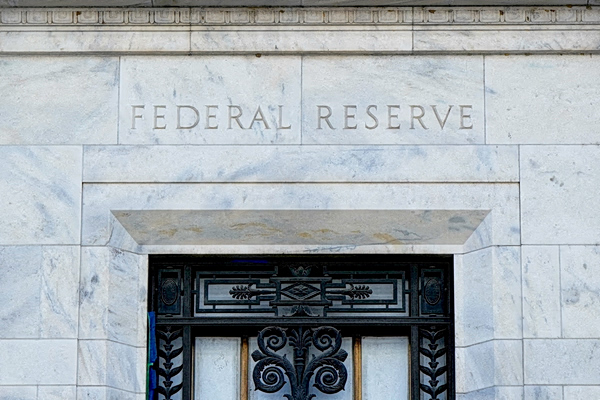 Θα αποφύγει τη μείωση επιτοκίων η Fed – Τι δείχνει δημοσκόπηση του Reuters