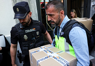 Έρευνα για διαφθορά με πρωταγωνιστή τον Θαπατέρο – Τι βρέθηκε στο χρηματοκιβώτιό του