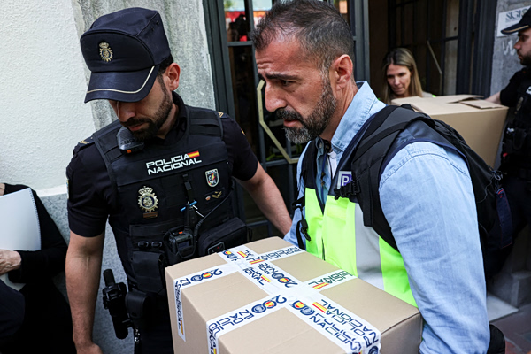Έρευνα για διαφθορά με πρωταγωνιστή τον Θαπατέρο – Τι βρέθηκε στο χρηματοκιβώτιό του
