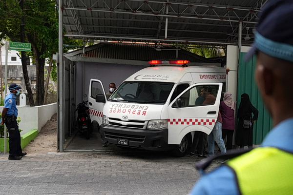 Μαλδίβες: Ανασύρθηκαν οι δύο τελευταίες σοροί των δυτών που εγκλωβίστηκαν σε υποθαλάσσια σπηλιά