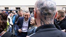 Παραμένει πρώτη η AfD στη Γερμανία – Αντίθετοι οι πολίτες στην αύξηση των ορίων ηλικίας για συνταξιοδότηση