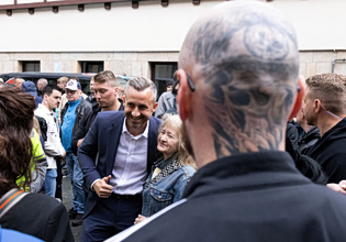 Παραμένει πρώτη η AfD στη Γερμανία – Αντίθετοι οι πολίτες στην αύξηση των ορίων ηλικίας για συνταξιοδότηση