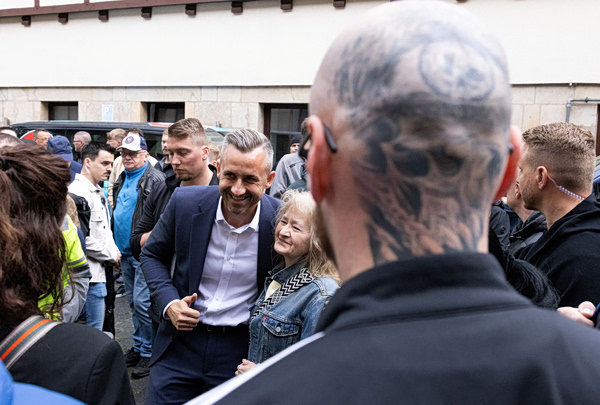 Παραμένει πρώτη η AfD στη Γερμανία – Αντίθετοι οι πολίτες στην αύξηση των ορίων ηλικίας για συνταξιοδότηση