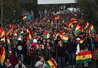 Λαϊκές αντιδράσεις στη Βολιβία – Χιλιάδες διαδηλωτές ζητούν την παραίτηση του προέδρου