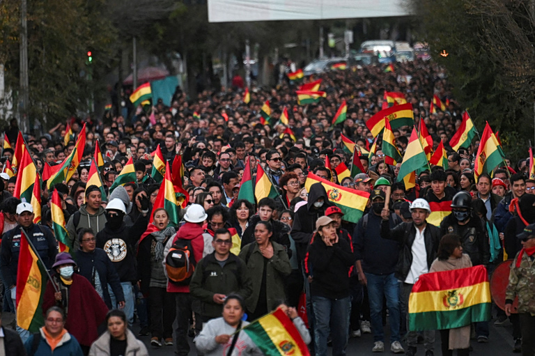 Λαϊκές αντιδράσεις στη Βολιβία – Χιλιάδες διαδηλωτές ζητούν την παραίτηση του προέδρου