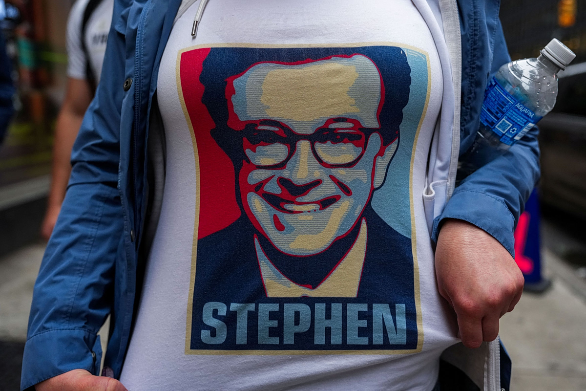 Ο Στίβεν Κολμπέρ αποχαιρέτησε το «Late Show» με τη βοήθεια του Πολ ΜακΚάρτνεϊ – Το πικρόχολο σχόλιο του Τραμπ