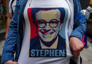 Ο Στίβεν Κολμπέρ αποχαιρέτησε το «Late Show» με τη βοήθεια του Πολ ΜακΚάρτνεϊ – Το πικρόχολο σχόλιο του Τραμπ