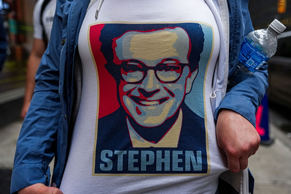 Ο Στίβεν Κολμπέρ αποχαιρέτησε το «Late Show» με τη βοήθεια του Πολ ΜακΚάρτνεϊ – Το πικρόχολο σχόλιο του Τραμπ