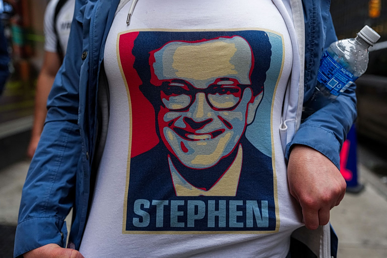 Ο Στίβεν Κολμπέρ αποχαιρέτησε το «Late Show» με τη βοήθεια του Πολ ΜακΚάρτνεϊ – Το πικρόχολο σχόλιο του Τραμπ