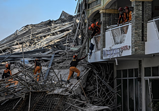 Κατάρρευση υπό κατασκευή κτιρίου στις Φιλιππίνες: Ένας νεκρός, πάνω από 20 οι αγνοούμενοι