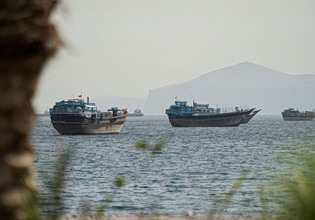 To Ιράν εκτοξεύει πυραύλους εναντίον πλοίων στα Στενά του Ορμούζ