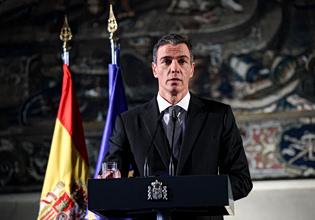 Ισπανία: Πονοκέφαλος για την κυβέρνηση Σάντσεθ – Έφοδος της αστυνομίας στην έδρα του Σοσιαλιστικού Κόμματος