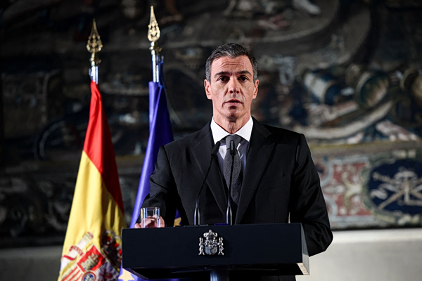 Ισπανία: Πονοκέφαλος για την κυβέρνηση Σάντσεθ – Έφοδος της αστυνομίας στην έδρα του Σοσιαλιστικού Κόμματος