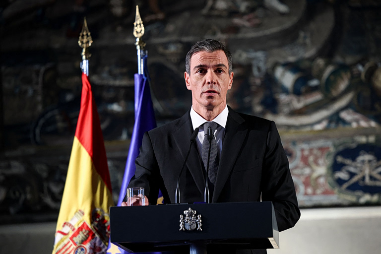 Ισπανία: Πονοκέφαλος για την κυβέρνηση Σάντσεθ – Έφοδος της αστυνομίας στην έδρα του Σοσιαλιστικού Κόμματος