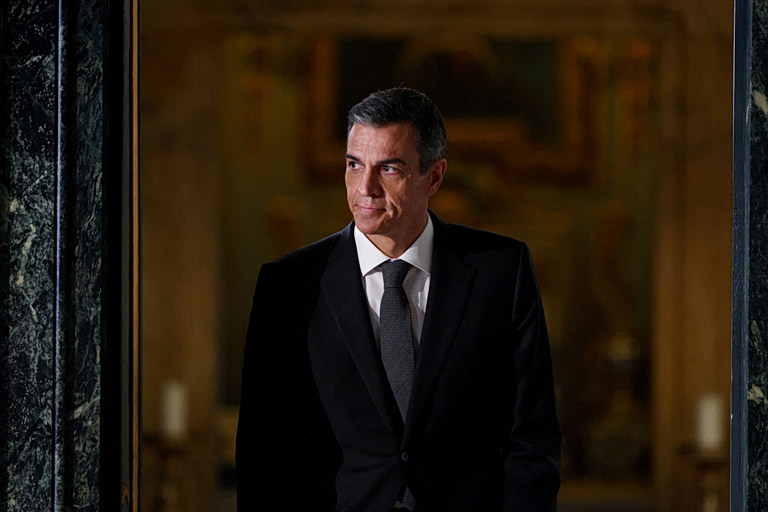 Ισπανία: Ο Σάντσεθ αντεπιτίθεται παρά τις πιέσεις να κάνει εκλογές – «Θα πάμε μέχρι το 2027 και μετά», λέει