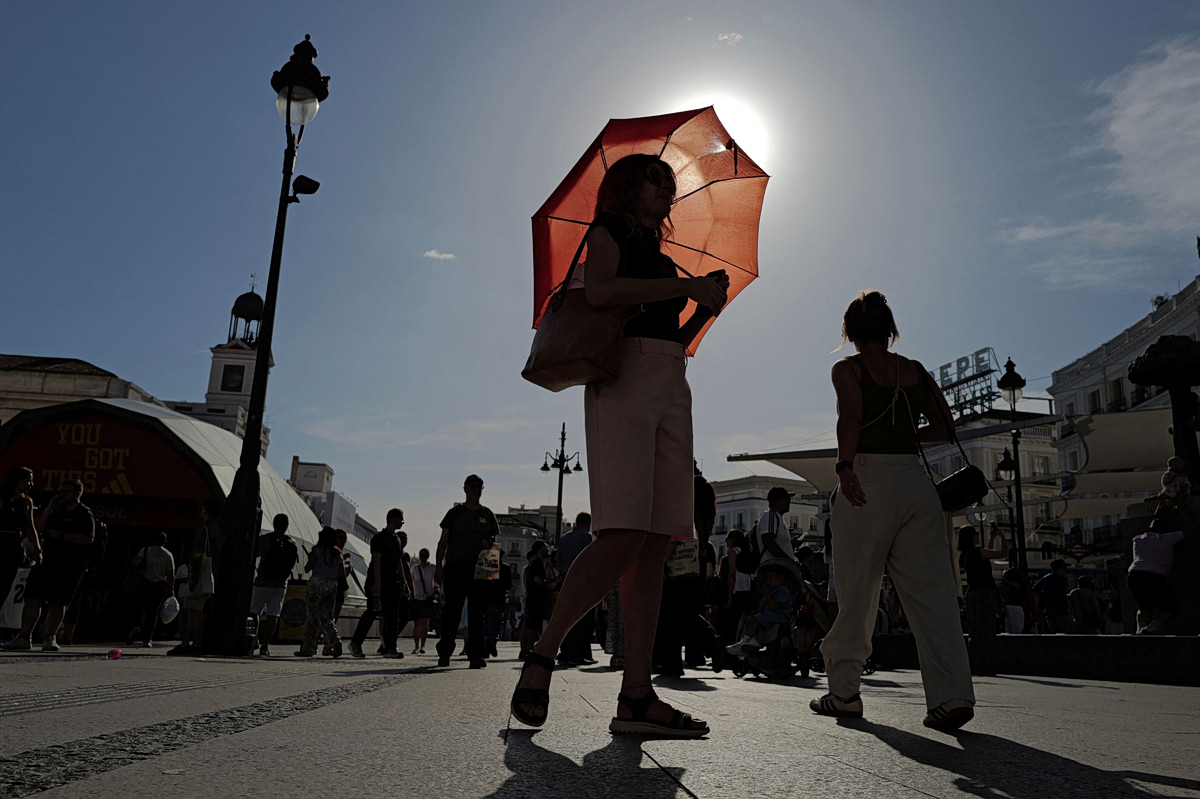 Kόσμος στη Μαδρίτη προστατεύεται από τον ήλιο με ομπρέλες στις 27 Μαΐου 2026. Μεγάλο μέρος της Ευρώπης ζει έναν πρωτοφανή ανοιξιάτικο καύσωνα (Reuters)