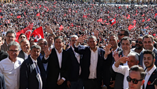 Χιλιάδες υποστηρικτές του Οζγκούρ Οζέλ στην Τουρκία, την ώρα που ο «προδότης Κεμάλ» ετοιμάζεται