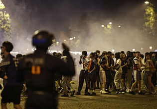 Γαλλία: Ένας νεκρός και 219 τραυματίες στα επεισόδια μετά τον θρίαμβο της Παρί Σεν Ζερμέν στο Champions League