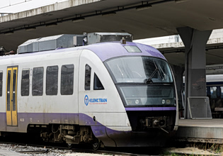 Διεκόπησαν δρομολόγια του Προαστιακού λόγω φωτιάς στην περιοχή της Νέας Ζωής