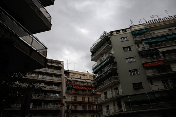 Στην Αθήνα ολόκληρος μισθός δεν φτάνει ούτε για το νοίκι – Η Ευρώπη σε στεγαστικό αδιέξοδο