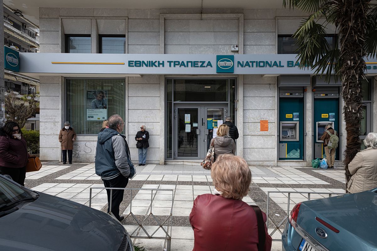 Εθνική Τράπεζα: Τα… μαζεύει για τη χρέωση 0,80 ευρώ σε λογαριασμό – Το μήνυμα σε πελάτες