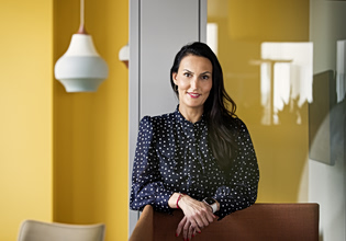 Jessica Claar (Mastercard): «Η γυναικεία ενδυνάμωση αποκτά ουσιαστικό νόημα όταν δημιουργεί πραγματικές ευκαιρίες»