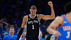 Οι Σπερς εκθρόνισαν τους Θάντερ με MVP Γουεμπανιάμα και έφυγαν για τελικούς με τους Νικς (vid)