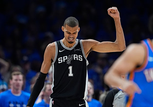 Οι Σπερς εκθρόνισαν τους Θάντερ με MVP Γουεμπανιάμα και έφυγαν για τελικούς με τους Νικς (vid)