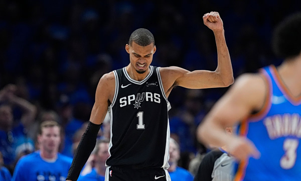 Οι Σπερς εκθρόνισαν τους Θάντερ με MVP Γουεμπανιάμα και έφυγαν για τελικούς με τους Νικς (vid)