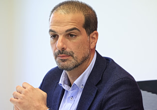 Σακελλαρίδης για Γεωργιάδη: Για να έρθει κάποιος σε δύσκολη θέση, πρέπει να έχει «σπονδυλική στήλη»