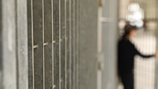 Προσωρινά κρατούμενος ο 67χρονος που εισέβαλε με σφυρί σε τράπεζα στη Θεσσαλονίκη