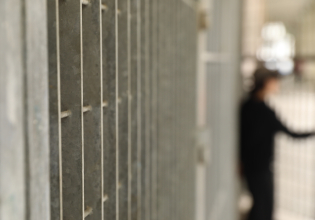 Προσωρινά κρατούμενος ο 67χρονος που εισέβαλε με σφυρί σε τράπεζα στη Θεσσαλονίκη