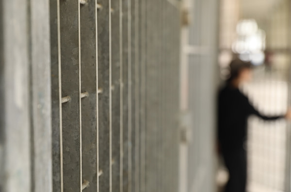 Προσωρινά κρατούμενος ο 67χρονος που εισέβαλε με σφυρί σε τράπεζα στη Θεσσαλονίκη