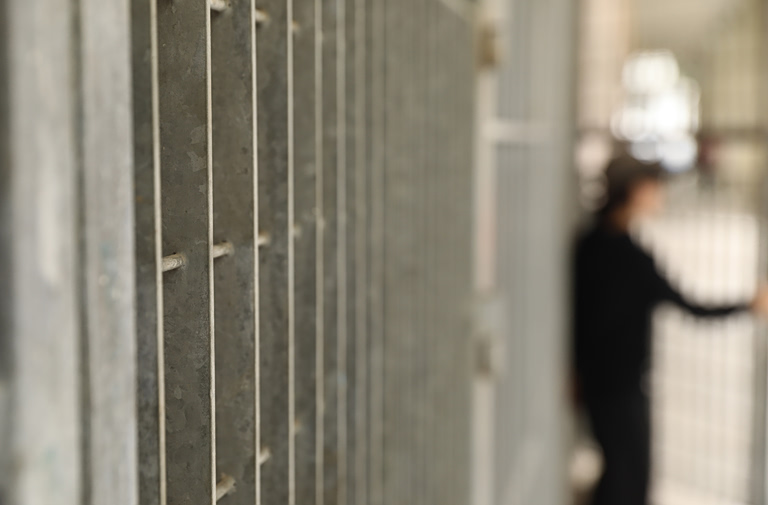 Προσωρινά κρατούμενος ο 67χρονος που εισέβαλε με σφυρί σε τράπεζα στη Θεσσαλονίκη