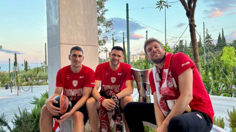 Ο Ολυμπιακός και η καλημέρα με Βεζένκοφ, Παπανικολάου, Λαρεντζάκη και την κούπα της Euroleague (pic)