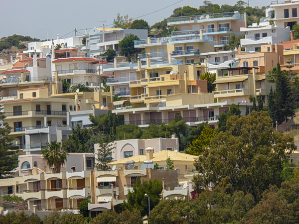 Ακίνητα: «Φόρος» στα κλειστά σπίτια και επαναφορά του ΦΠΑ στα νεόδμητα