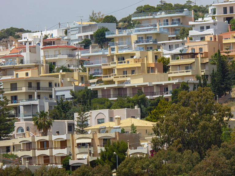 Ακίνητα: «Φόρος» στα κλειστά σπίτια και επαναφορά του ΦΠΑ στα νεόδμητα