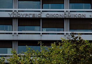 Κόντρα υπουργείου Οικονομικών – ΠΑΣΟΚ για τις δεσμεύσεις Ανδρουλάκη για το ιδιωτικό χρέος