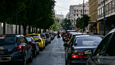 Μπετονιέρα προσέκρουσε σε κολώνα στο Παλαιό Φάληρο – Διακοπή κυκλοφορίας στη Λεωφόρο Αμφιθέας