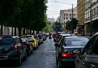 Μπετονιέρα προσέκρουσε σε κολώνα στο Παλαιό Φάληρο – Διακοπή κυκλοφορίας στη Λεωφόρο Αμφιθέας
