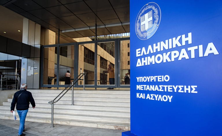 «Στο εξωτερικό κινδυνεύει η ζωή μου»: Συγκλονίζει η ιστορία Ιρακινής που ζητά άδεια διαμονής από το υπ. Μετανάστευσης