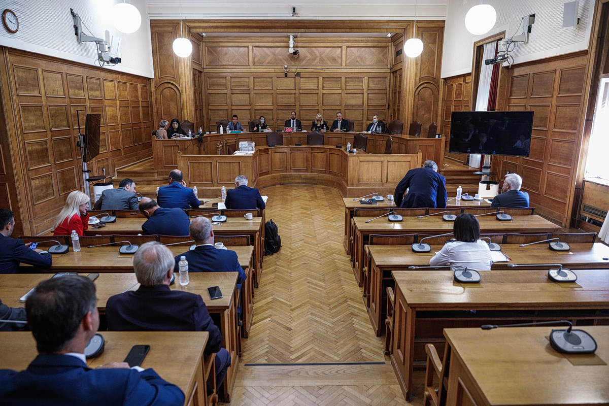 Τις «στημένες» ερωτήσεις βουλευτών της ΝΔ σε μάρτυρα του σκανδάλου των υποκλοπών επαναφέρει το ΠΑΣΟΚ