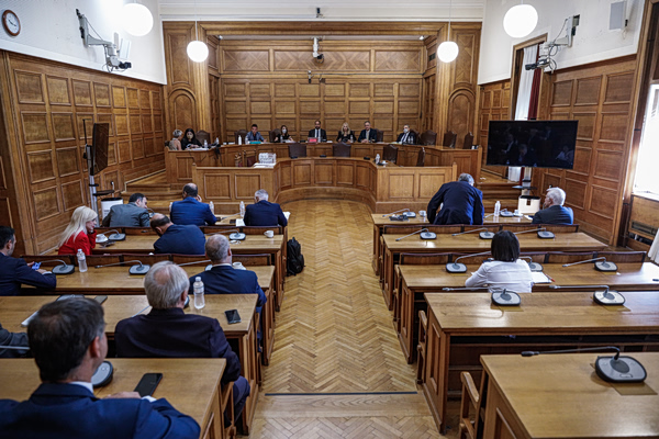 Τις «στημένες» ερωτήσεις βουλευτών της ΝΔ σε μάρτυρα του σκανδάλου των υποκλοπών επαναφέρει το ΠΑΣΟΚ