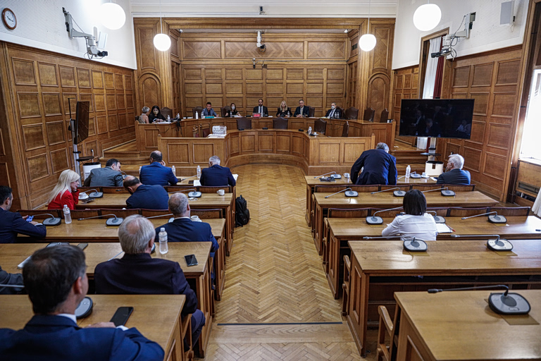 Τις «στημένες» ερωτήσεις βουλευτών της ΝΔ σε μάρτυρα του σκανδάλου των υποκλοπών επαναφέρει το ΠΑΣΟΚ