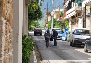 Ληστεία στην Κάτω Τιθορέα: Η στιγμή που οι δράστες φεύγουν από την τράπεζα – Τους έπεσαν χρήματα στο δρόμο