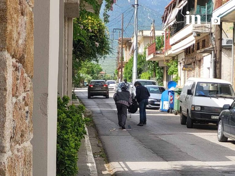 Ληστεία στην Κάτω Τιθορέα: Η στιγμή που οι δράστες φεύγουν από την τράπεζα - Τους έπεσαν χρήματα στο δρόμο